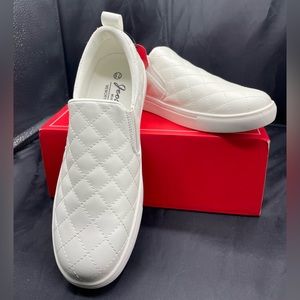 New Jeossy Women's White Quilted Slip On Sneakers, Size 7.5